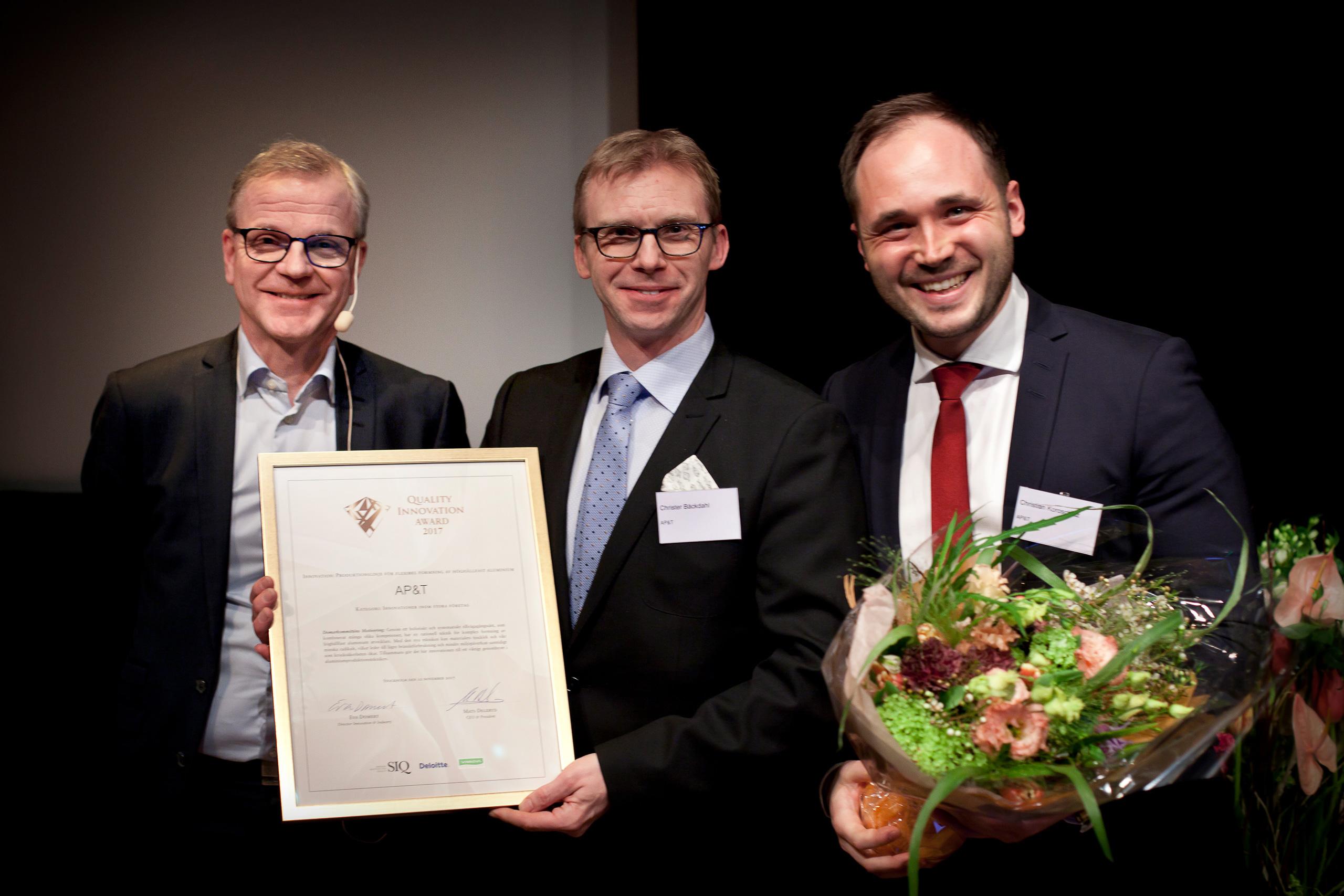 ボルボ自動車（Volvo Car Corporation）の業務開発と品質部門のシニア・.ディレクター（Sr. Director Operational Development and Quality） のÅkeLjungdahl氏が賞を授与しました。 AP＆Tを代表してCTOで製品開発担当のクリステル・べックダール（ Christer Bäckdahl ）とCTOで 技術開発担当のクリスチャン・コロシェッツ（Christian Koroschetz ）が賞を受け取りました。写真：SIQ