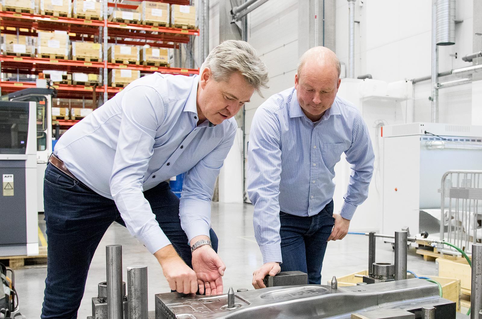 Director Aftermarket Services Magnus Svenningsson together with Service Technician Fredrik Ljung. 