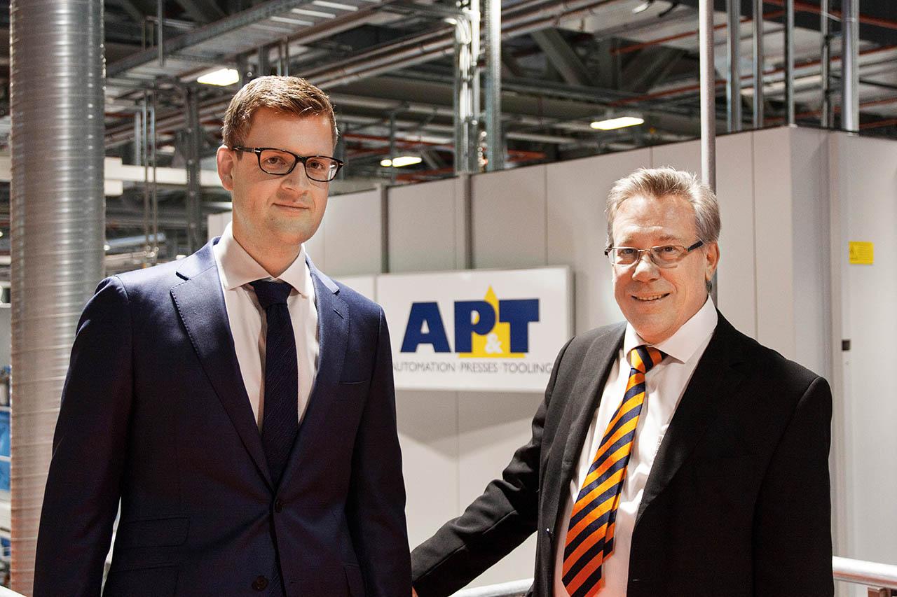 “Thanks to the new line, we have been able to increase our capacity and satisfy the growing demand for our products,” says Markus Siller (left), segment head at Aesculap. Here he is shown together with Werner Blaha, senior area sales manager at AP&T, and responsible for the transaction with Aesculap. 