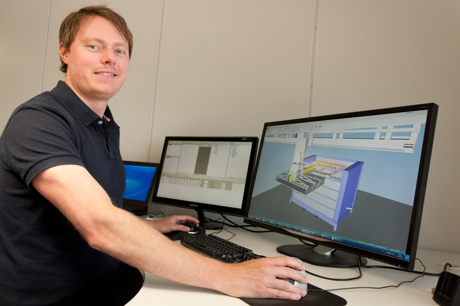 Andreas Vaktel, simulation engineer at AP&T, demonstrating how an entire flow can be run virtually with advanced discrete event simulation. This gives both AP&T and the customer a clear picture of how a production line will function under authentic conditions. 