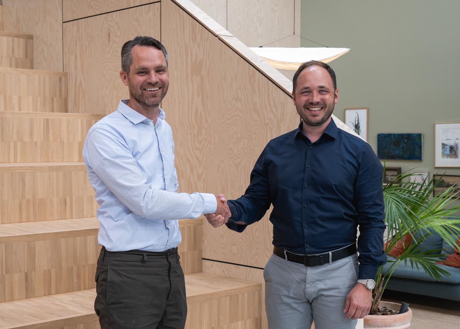Johann Kaiser von Yangi und Dr. Christian Koroschetz von AP&T glauben, dass ihre Zusammenarbeit den Weg für eine Zukunft ebnet, in der innovative Technologie und nachhaltige Materialien Hand in Hand gehen. Foto: Yangi.