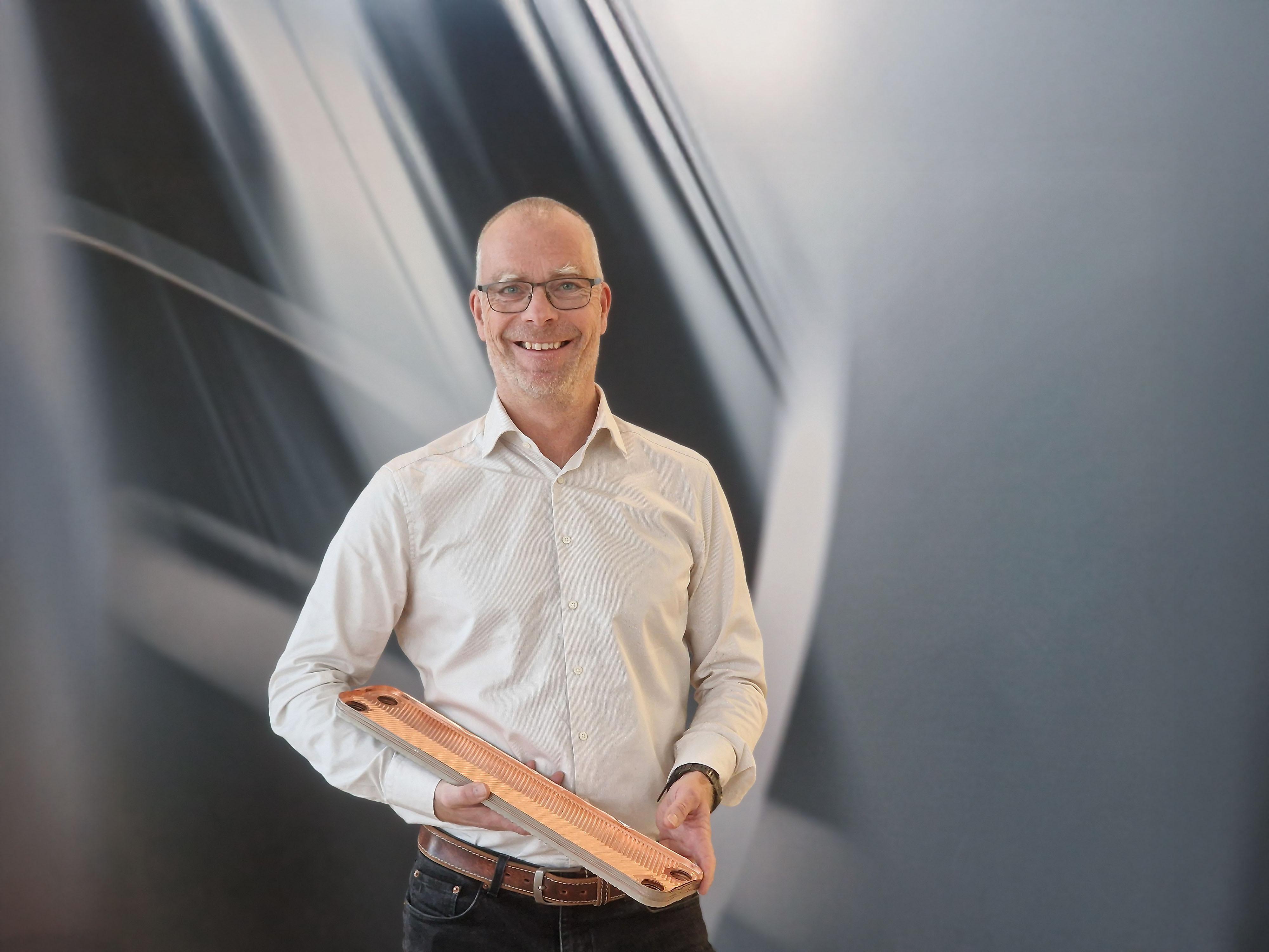 Lennart Johansson, Business Manager Line Solutions, shows examples of HEP plates produced in AP&T’s servo-driven production lines, developed for high capacity and low energy consumption in line with the increasing need for heat exchanger plates.