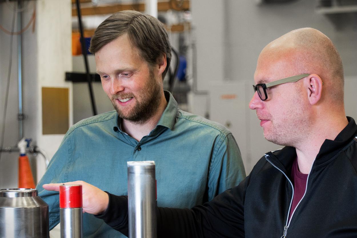 “AP&T maintains and rebuilds press tools it has manufactured itself as well as tooling from other manufacturers,” says Ulf Andersson, who is responsible for aftermarket for Tooling at AP&T (to the right in the image). He is shown here together with Johan Melander, who is the product manager for Tooling. 