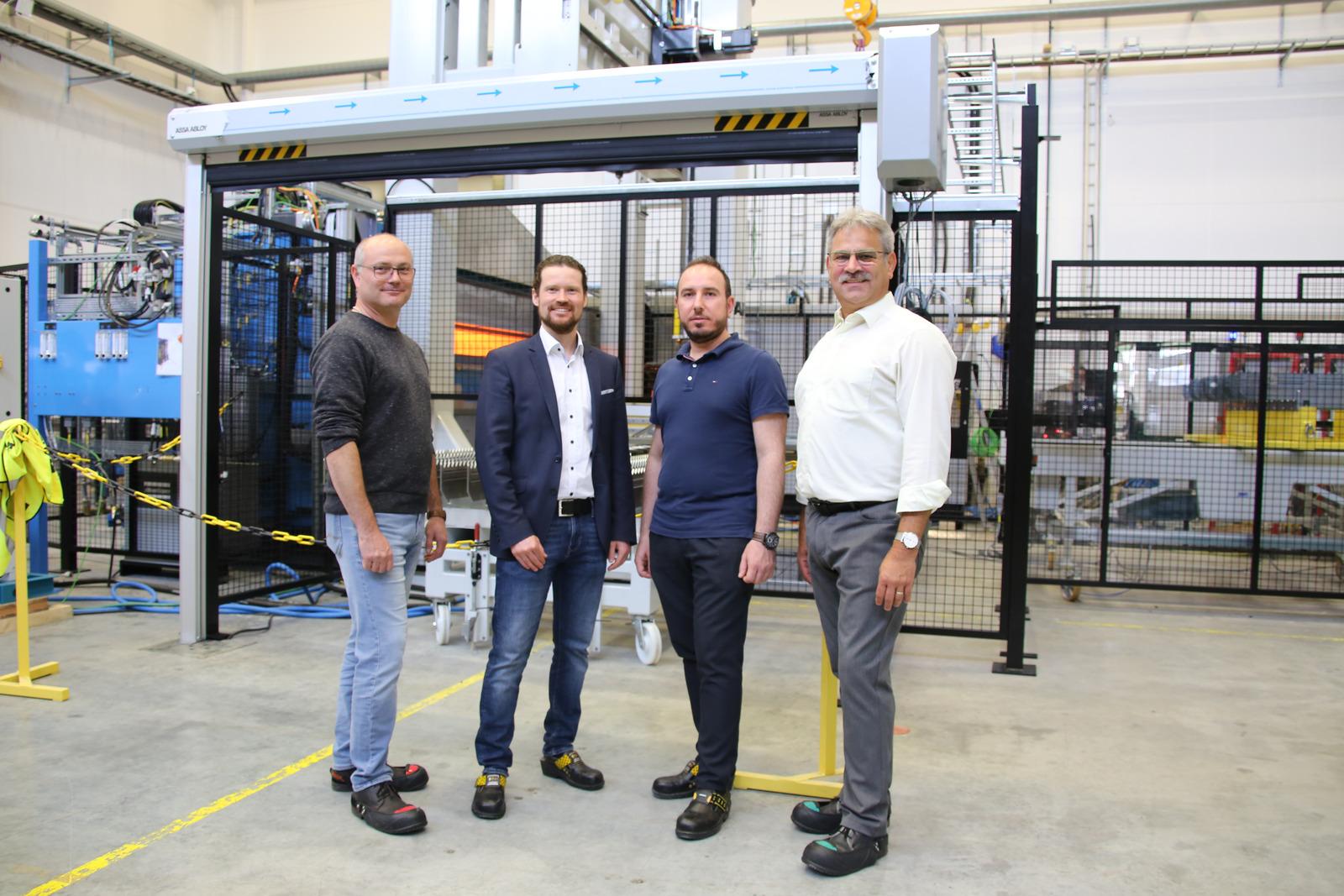 从左到右：: Timo Wieland, 戴梅赛德斯-奔驰开发部 RD/KRU; Achim Krauß, AP&T销售经理; Polychronis Pavlidis, AP&T 项目经理 和Hans Reinert, 梅赛德斯-奔驰开发部研发团队负责人.