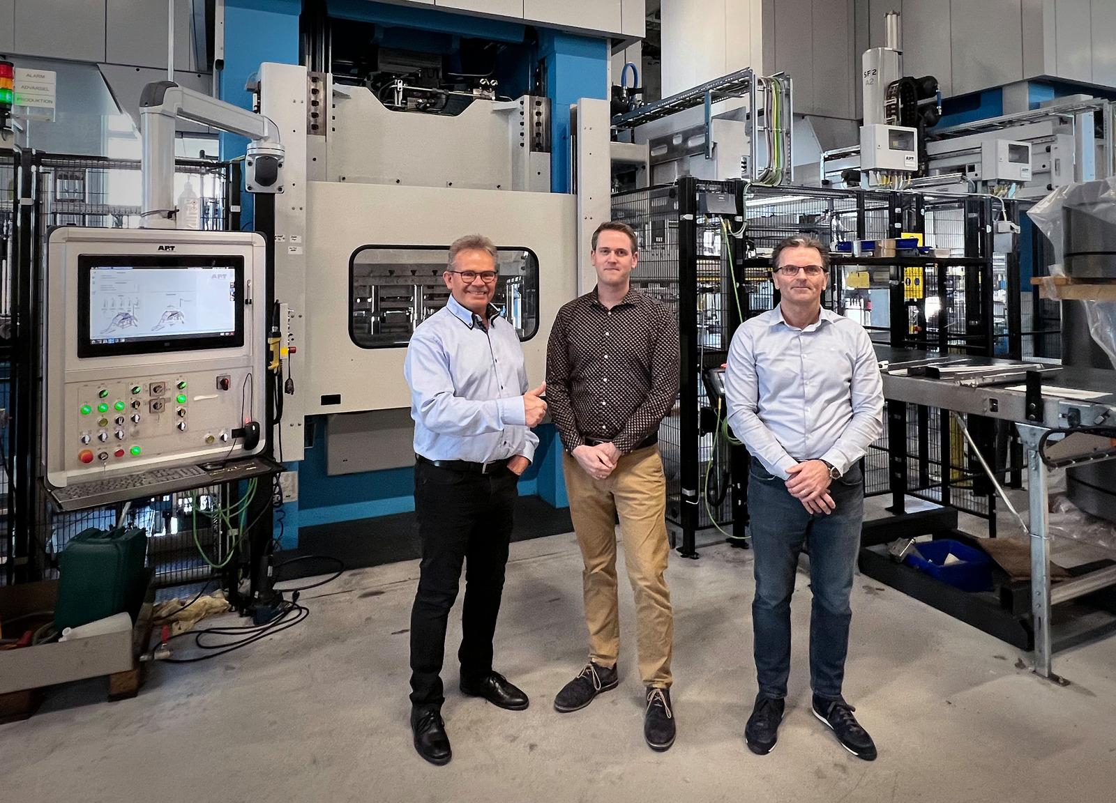 デンマーク・オールボーの Mekoprint Mechanics 社は、AP&T 社よりさらに別の生産ラインを導入し、製造容量を拡大予定。左から、AP&T 社ピーター・カールソン（Peter Karlsson）氏、とMekoprint Mechanics 社テクノロジー・プロダクトマネージャのカールステン・J・メラー（Karsten J. Møller）氏および部門担当役員セレン・ホルンボー（Søren Holmboe）氏。
